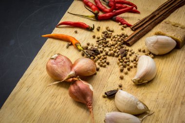 Ot madde Tom Yum baharatlı çorba geleneksel Tay gıda cuis