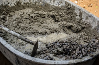 Kaldırımın yükseltilmesi sırasında çimento dökülüyor