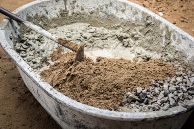 Kaldırımın yükseltilmesi sırasında çimento dökülüyor