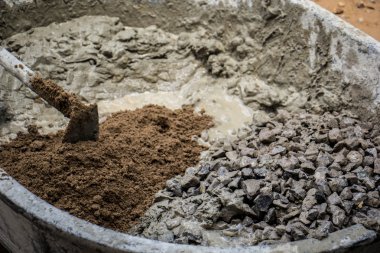 Kaldırımın yükseltilmesi sırasında çimento dökülüyor