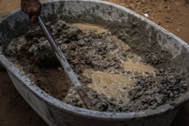 Kaldırımın yükseltilmesi sırasında çimento dökülüyor