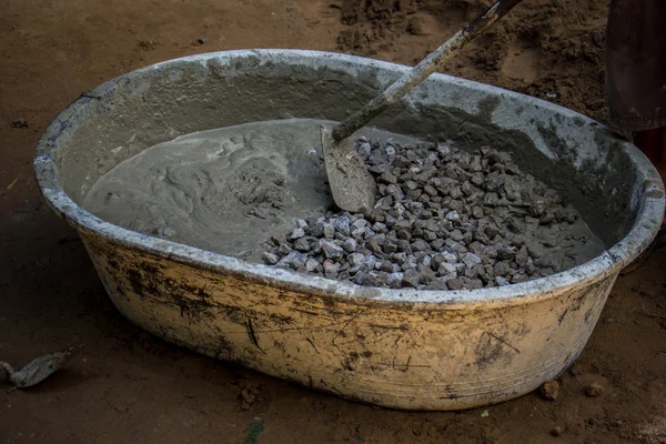 Cement öntése a járda korszerűsítése során — Stock Fotó