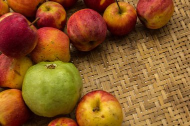 düşük anahtar görüntü wodden dokulu tablo üzerinde kırmızı elma