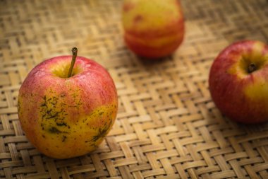 düşük anahtar görüntü wodden dokulu tablo üzerinde kırmızı elma