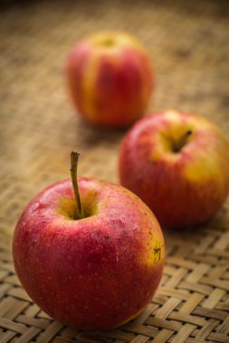 düşük anahtar görüntü wodden dokulu tablo üzerinde kırmızı elma