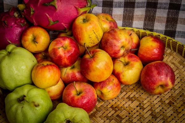 Imagem chave baixa de maçãs vermelhas sobre mesa texturizada wodden — Fotografia de Stock