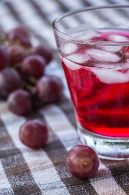 Natürmort şarap ve ekmek rustik ahşap zemin üzerine