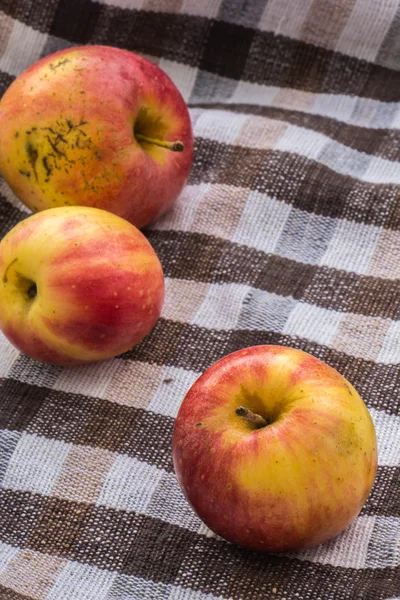 Imagem chave baixa de maçãs vermelhas sobre mesa texturizada de algodão wodden — Fotografia de Stock