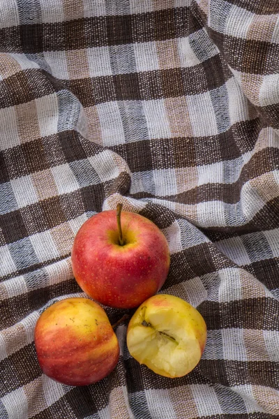 Imagem chave baixa de maçãs vermelhas sobre mesa texturizada de algodão wodden — Fotografia de Stock