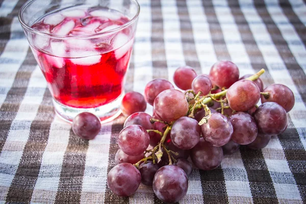 Natura morta di vino e pane su sfondo rustico in legno — Foto Stock