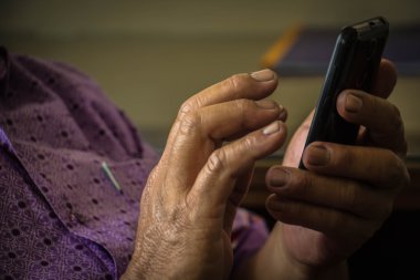 Eller adamın cep telefonunu kullanarak kapatın. kapalı