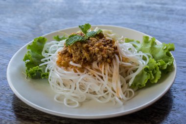 Hindistan cevizi sütü soslu pirinç şehriye