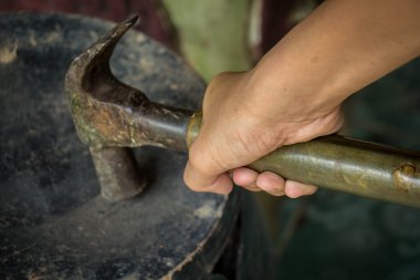 Adamın elini tutarak çekiç