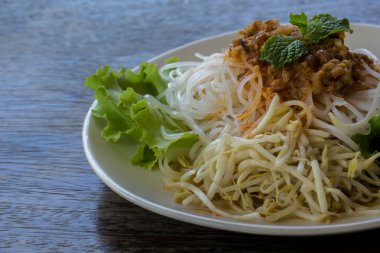 Hindistan cevizi sütü soslu pirinç şehriye