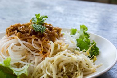 Hindistan cevizi sütü soslu pirinç şehriye