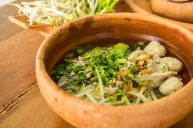 pirinç, yumurta ve bir w üzerinde kahverengi kil tencerede erişte ile tavuk çorbası