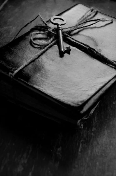 Vintage Key and a Leather Notebook — Stock Photo, Image