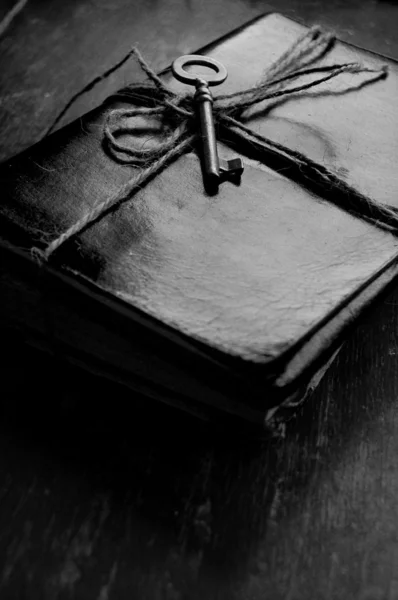 Llave Vintage y un cuaderno de cuero — Foto de Stock