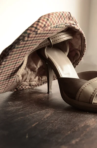 Wanita cantik sepatu dan topi — Stok Foto