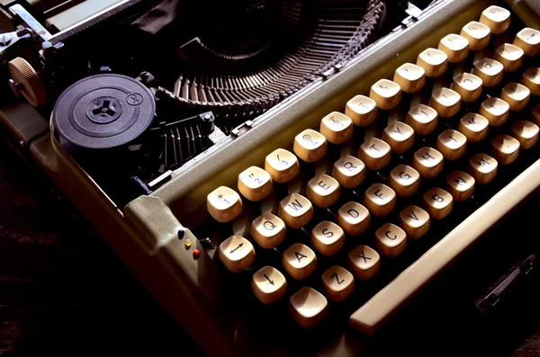 Старая пишущая машинка — стоковое фото
