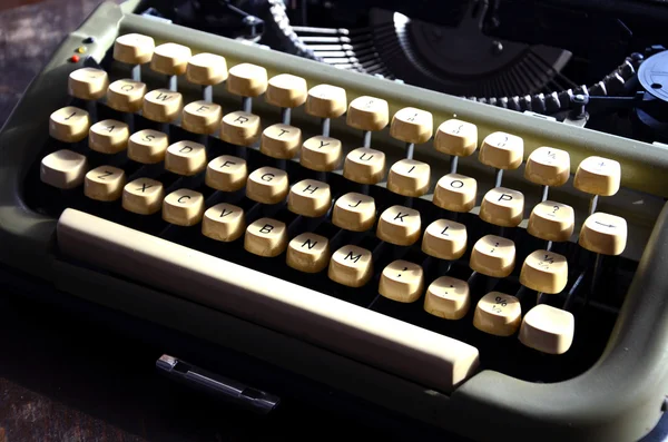 Старая пишущая машинка — стоковое фото