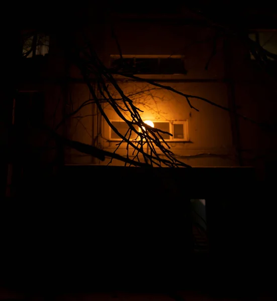 Paisagem Noturna Cidade Uma Casa Com Uma Porta Entrada Aberta — Fotografia de Stock