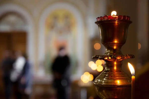 Kerk Brandende Kaarsen Lampen Iconen Kruisen Mensen Bidden — Stockfoto