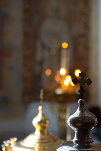教会では ろうそく ランプ アイコン 十字架 人々は祈る燃焼 — ストック写真