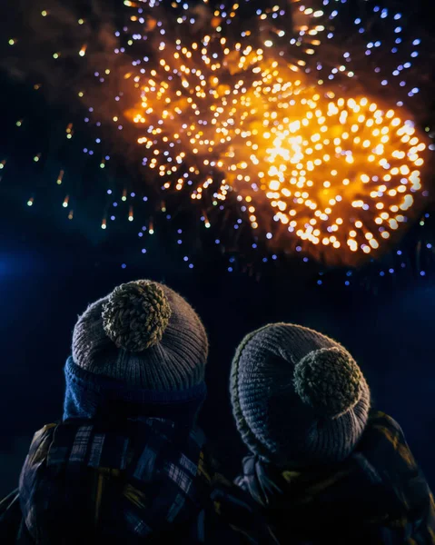 Kinder Hüten Mit Bommeln Schauen Begeistert Auf Das Bunte Festfeuerwerk Stockbild