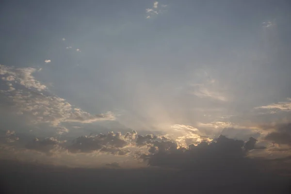 Beau Ciel Nuageux Nuages Brillants Derrière Lesquels Soleil Est Caché — Photo