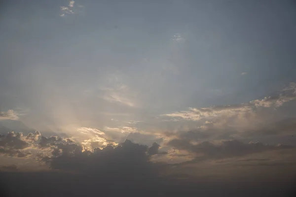 Hermoso Cielo Nublado Nubes Brillantes Detrás Las Cuales Sol Escondido —  Fotos de Stock