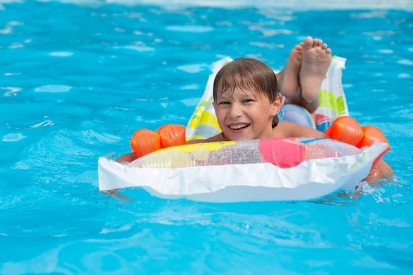 Ein Glückliches Kind Schwimmt Auf Luftmatratze Und Armbinde Sicher Pool Stockbild