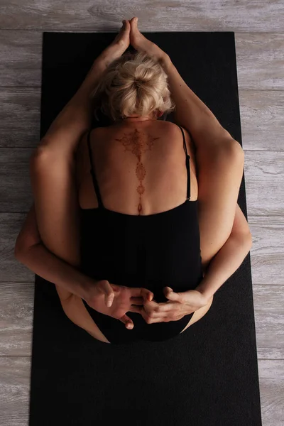 Blond Flicka Sport Baddräkt Gör Yoga Mehendi Tatuering Ryggen — Stockfoto