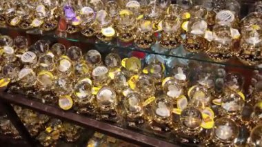 HOKKAIDO, JAPONYA - 15 Aralık 2019: Hokkaido, Japonya 'daki Otaru Müzik Kutusu Müzesi' nde müzik kutuları.