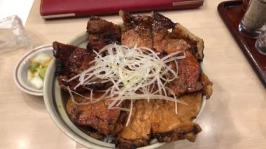 Japon domuz pirinci, Buta 'nın... Pirinçli ızgara domuz eti..