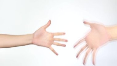 Taş, kağıt, makas oynayan iki insanın elini kapat..