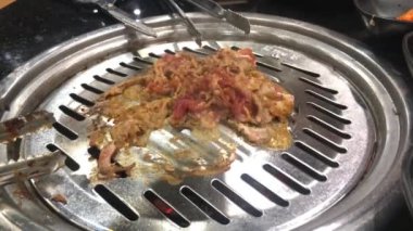 Geleneksel Kore yemeği olarak ızgara domuz eti.