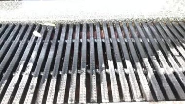 Yüzme havuzu taşkınlığı drenaj ızgarası, temiz mavi havuz suyu. Izgara plastik malzemeden yapılır, ısıya ve şoka dayanıklıdır, kaymaz, uzun süre kullanıldığında kirlenmez..