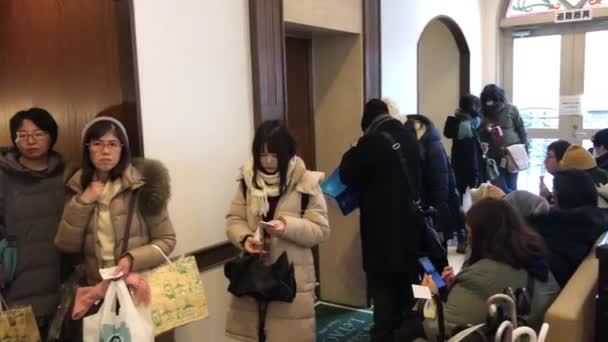 Hokkaido, Japan, February 1, 2020 People wait in line at a cake shop. — Stock Video