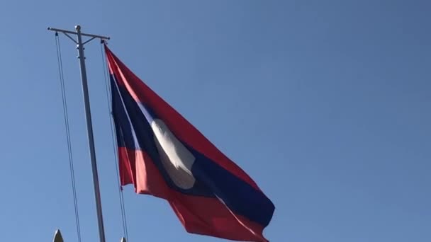 Bandera de Laos con cielo despejado . — Vídeo de stock