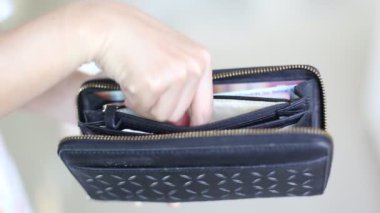 Bitcoin 'i tutan iş kadını. Kadınların elinde altın bitcoin. Sanal para birimi. Şifreli para birimi. Yeni sanal para. Açık cüzdan.