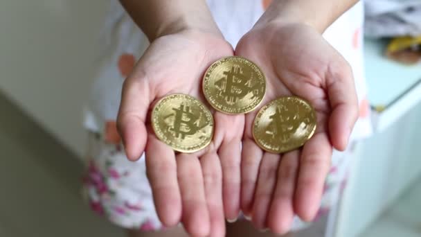 Donna d'affari in possesso di bitcoin .Monete bitcoin d'oro nelle mani delle donne. Moneta virtuale. Valuta cripto. Nuovi soldi virtuali. Portafoglio aperto. — Video Stock