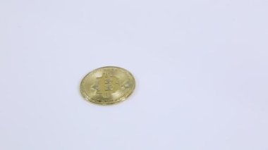 Altın bitcoin para. Beyaz arkaplanda şifreli altın sikke bitcoin sembolü.
