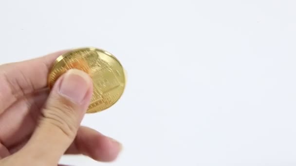 Bitcoin d'oro. Crypto valuta moneta d'oro simbolo bitcoin sullo sfondo bianco. — Video Stock