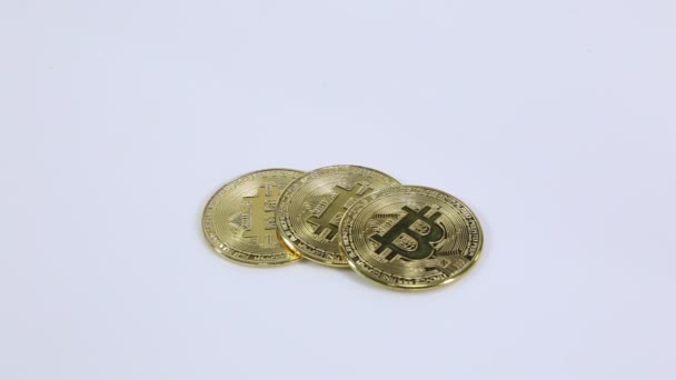 Gouden Bitcoin munt. Crypto valuta gouden munt Bitcoin symbool op de witte achtergrond. — Stockvideo