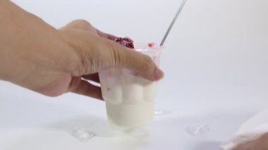 Çilek soslu vanilyalı dondurma, şurup.