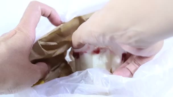 Es krim vanili dengan saus stroberi dan berry, sirup — Stok Video