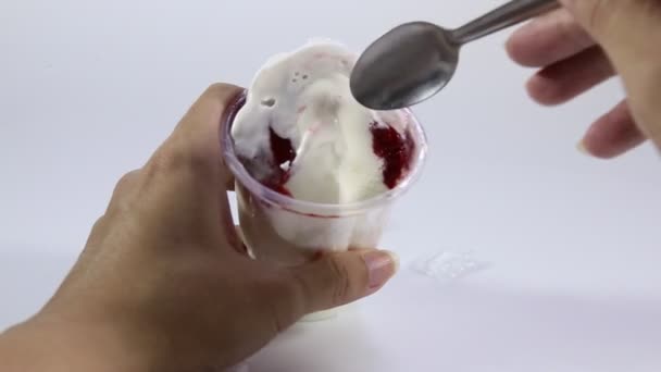 Helado de vainilla con salsa de fresa y bayas, almíbar — Vídeos de Stock