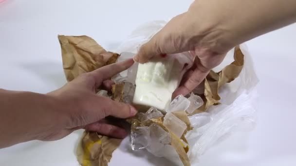 Vanilková zmrzlina s jahodovou a bobulovou omáčkou, sirup — Stock video