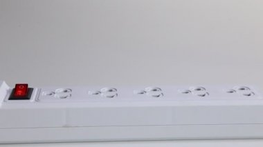 Adamın eli fişi prize taktı ve kullanımdan sonra fişi çekti, elektrik devrelerini açtı ya da fişi taktı.